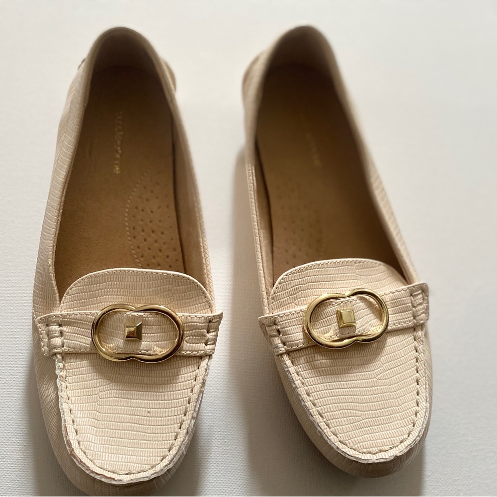 Liz Claiborne Size 6 Penny Loafers Dress Shoes Flat shoes. Like new! Great care.